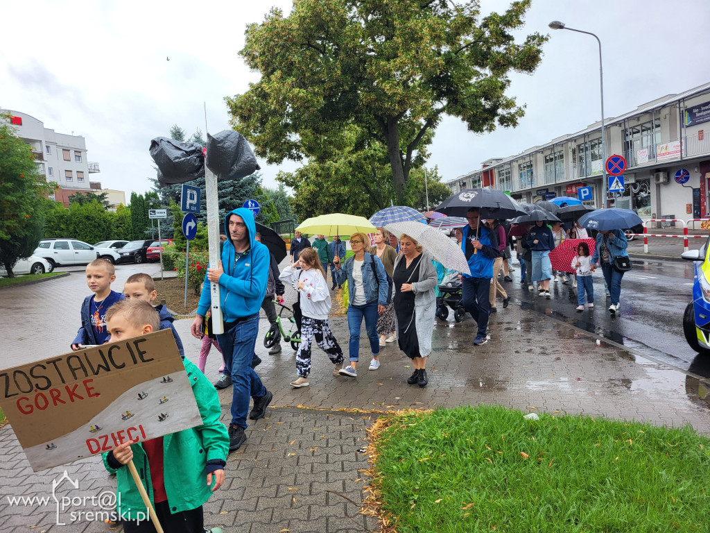 Protest mieszkańców przeciw budowie bloku