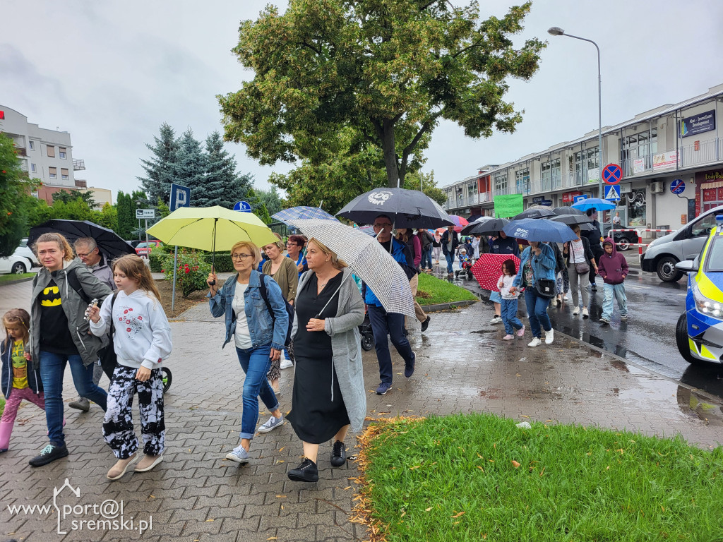 Protest mieszkańców przeciw budowie bloku