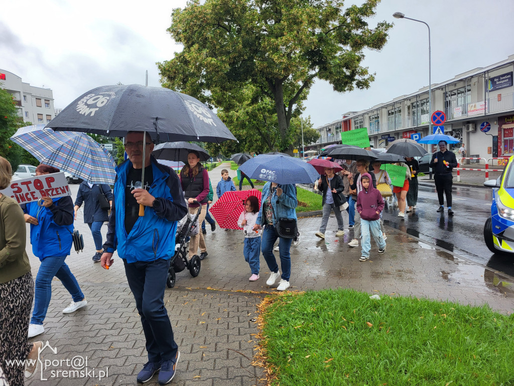 Protest mieszkańców przeciw budowie bloku