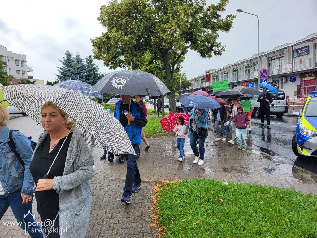 Protest mieszkańców przeciw budowie bloku
