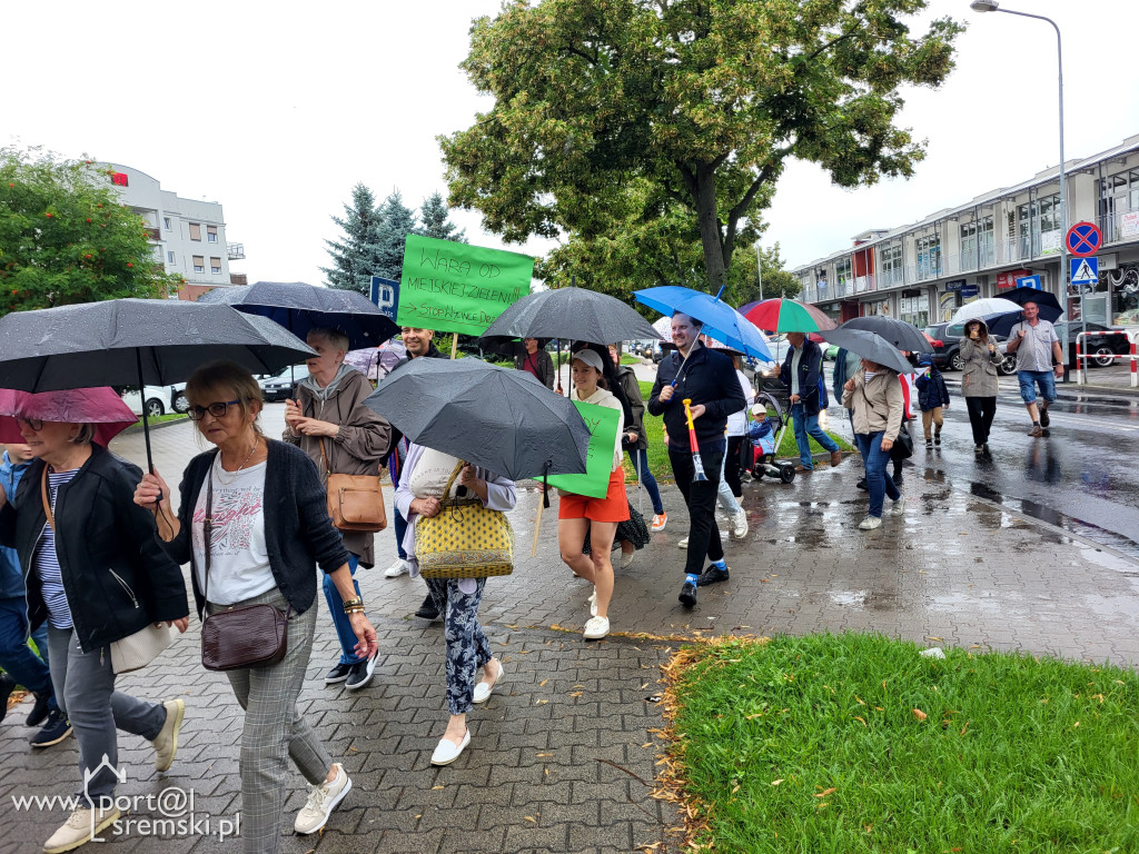 Protest mieszkańców przeciw budowie bloku