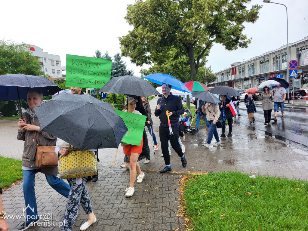 Protest mieszkańców przeciw budowie bloku