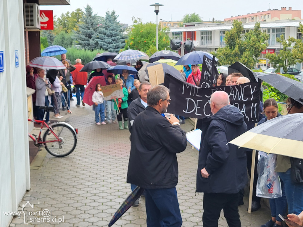 Protest mieszkańców przeciw budowie bloku