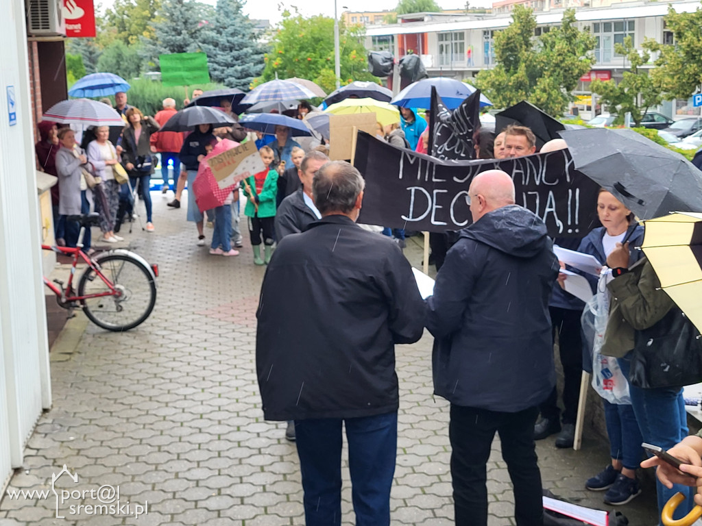 Protest mieszkańców przeciw budowie bloku