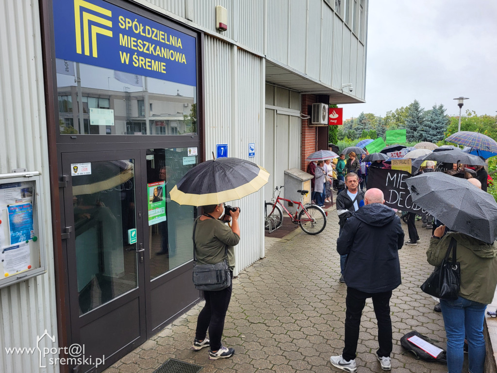 Protest mieszkańców przeciw budowie bloku