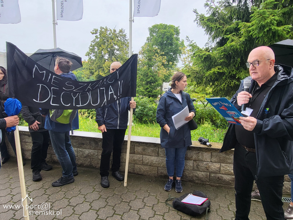 Protest mieszkańców przeciw budowie bloku