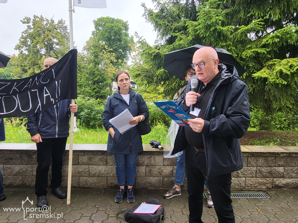 Protest mieszkańców przeciw budowie bloku