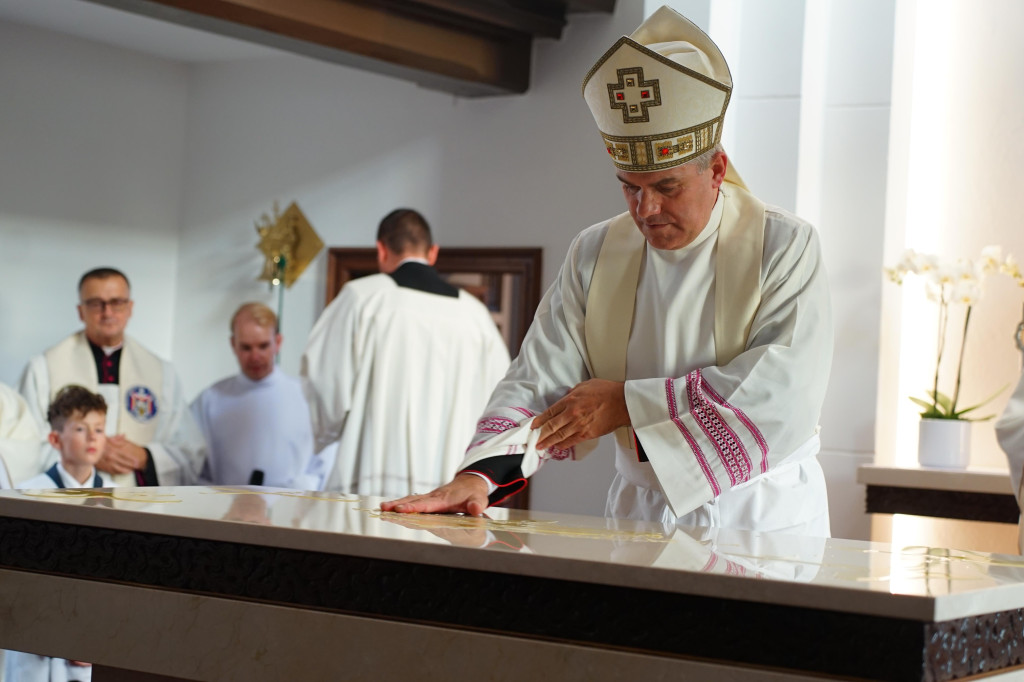 Uroczyste poświęcenie odrestaurowanego kościoła