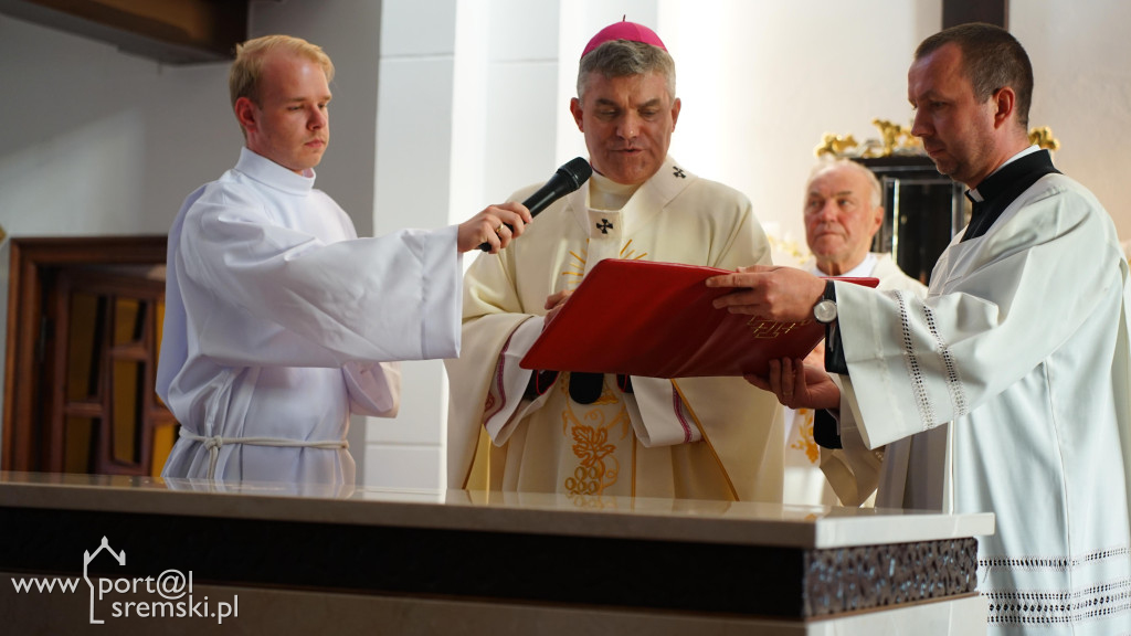 Uroczyste poświęcenie odrestaurowanego kościoła