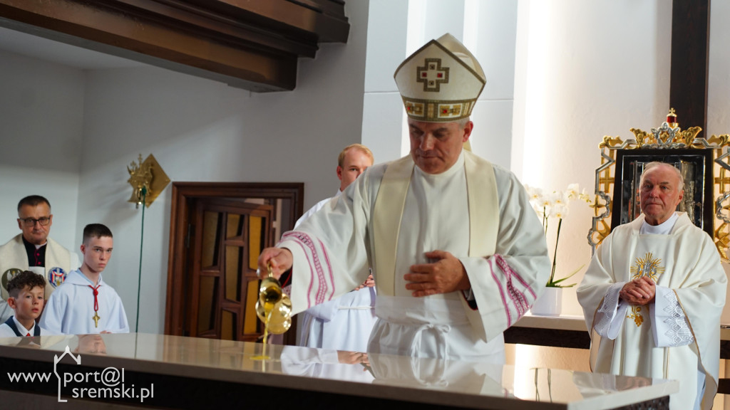 Uroczyste poświęcenie odrestaurowanego kościoła