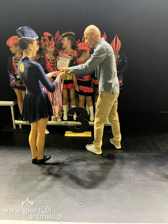 Ksiąskie Mażoretki z medalami! Debiut „Gwiazdeczek” na profesjonalnej scenie