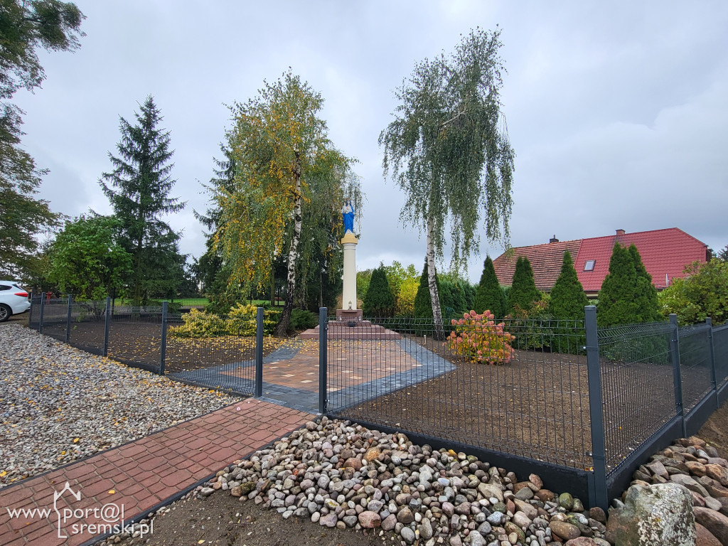Odnowienie figury Matki Bożej w Chrząstowie