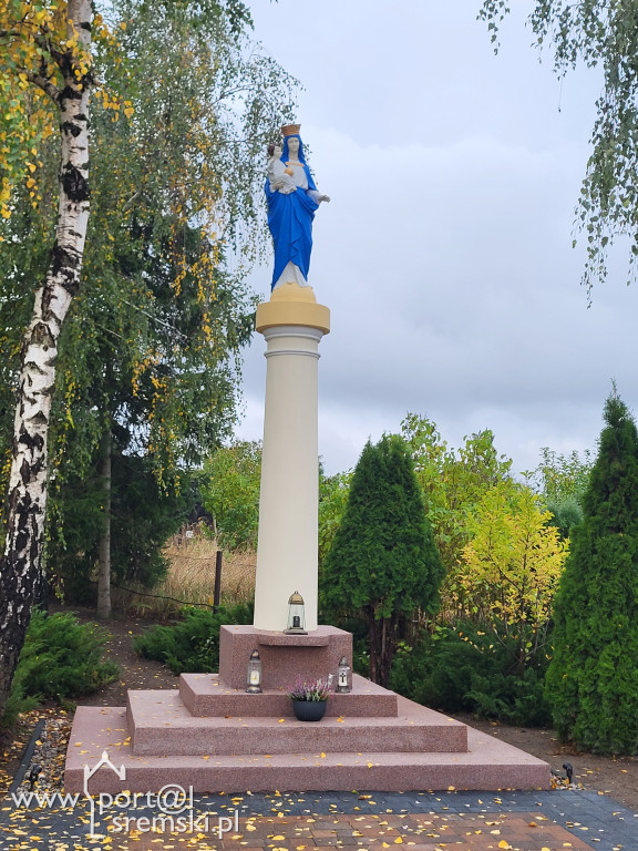 Odnowienie figury Matki Bożej w Chrząstowie