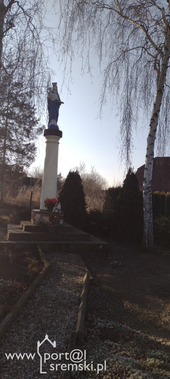 Odnowienie figury Matki Bożej w Chrząstowie