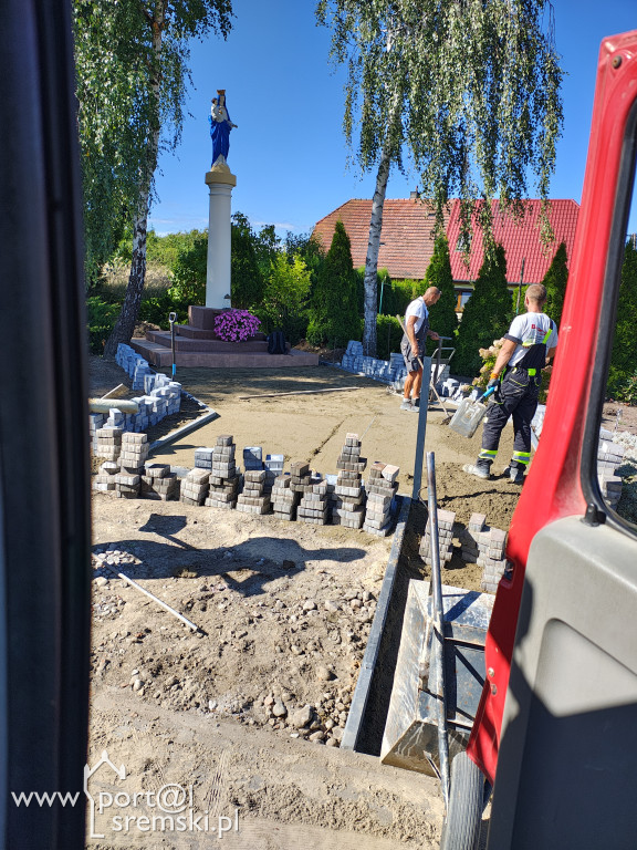 Odnowienie figury Matki Bożej w Chrząstowie