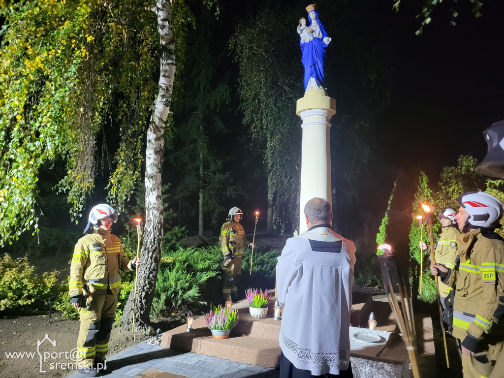 Odnowienie figury Matki Bożej w Chrząstowie