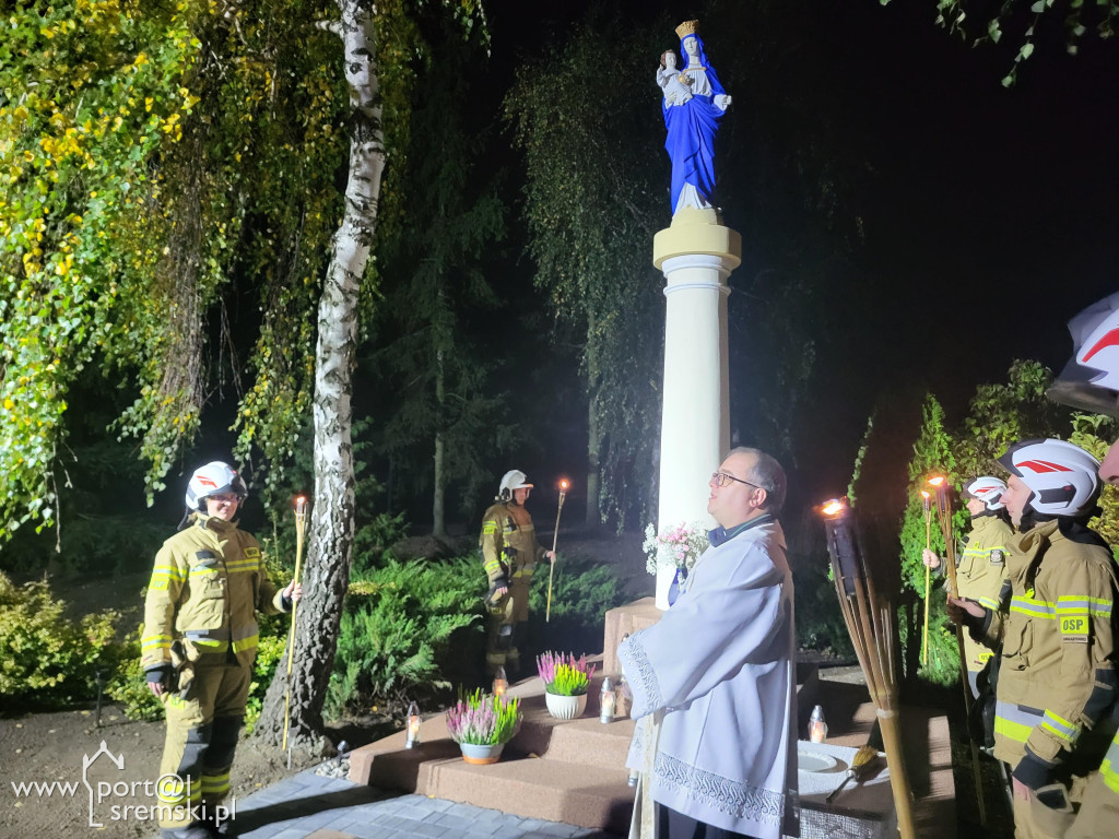 Odnowienie figury Matki Bożej w Chrząstowie
