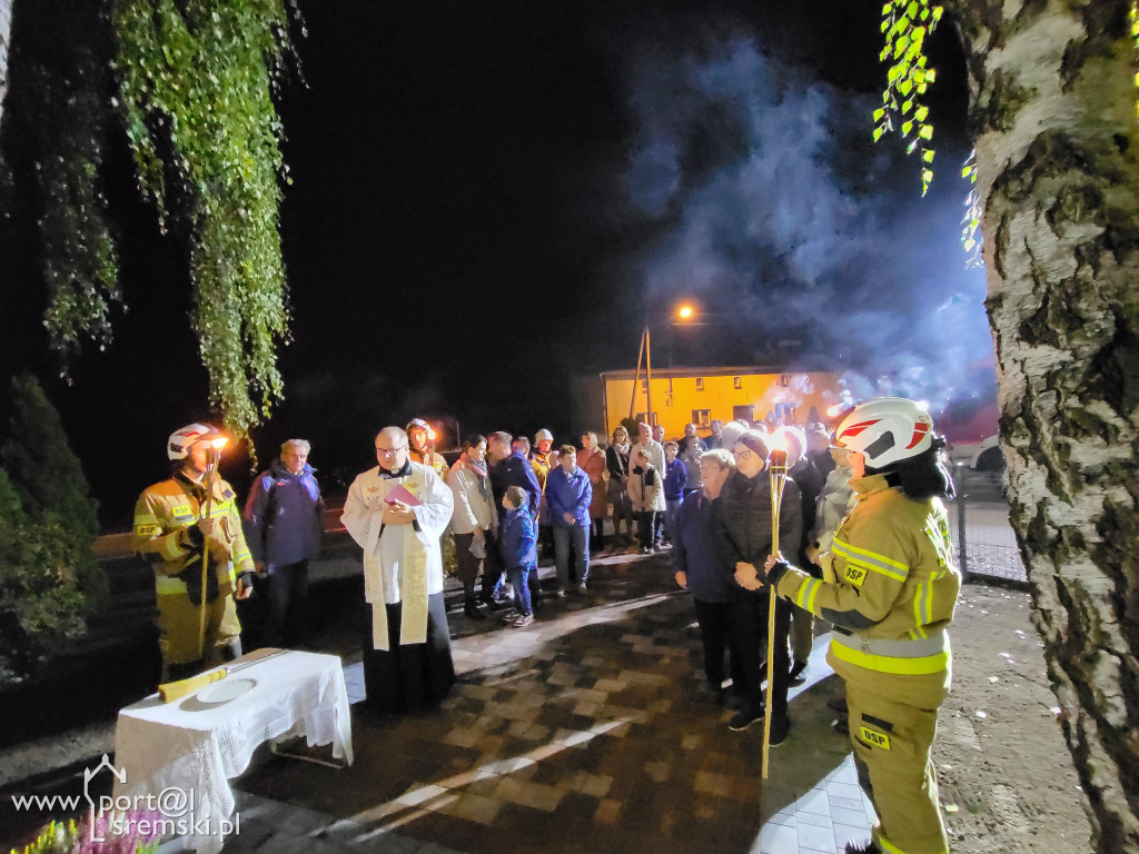 Odnowienie figury Matki Bożej w Chrząstowie
