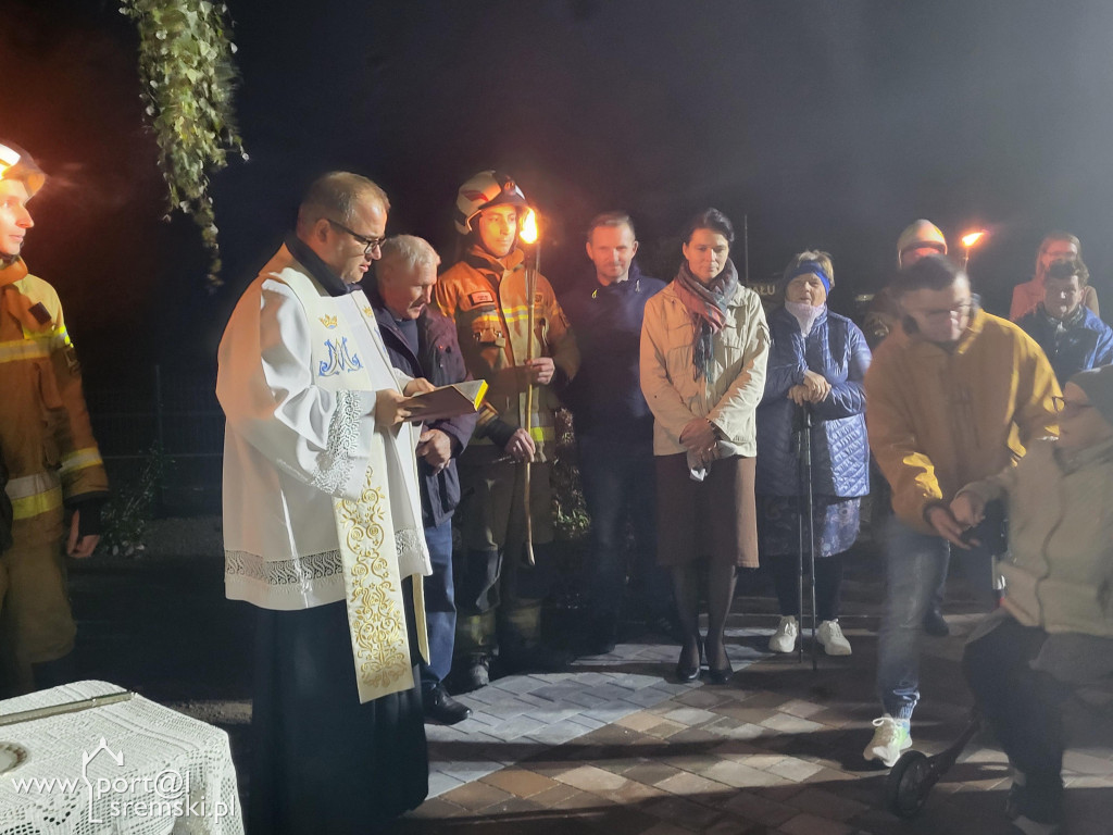 Odnowienie figury Matki Bożej w Chrząstowie