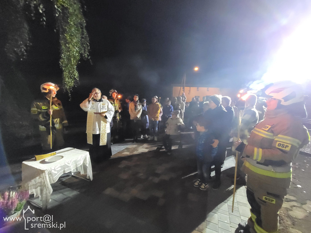 Odnowienie figury Matki Bożej w Chrząstowie