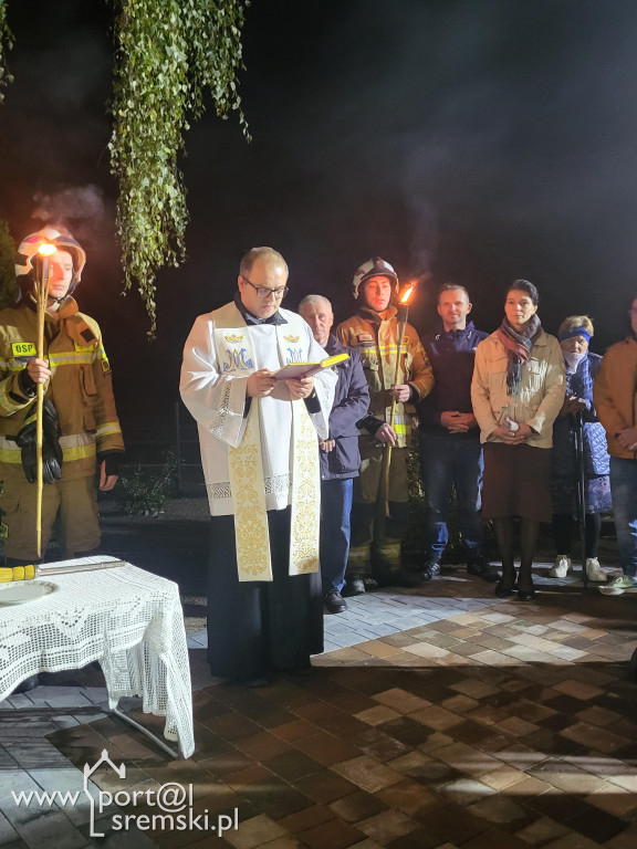 Odnowienie figury Matki Bożej w Chrząstowie