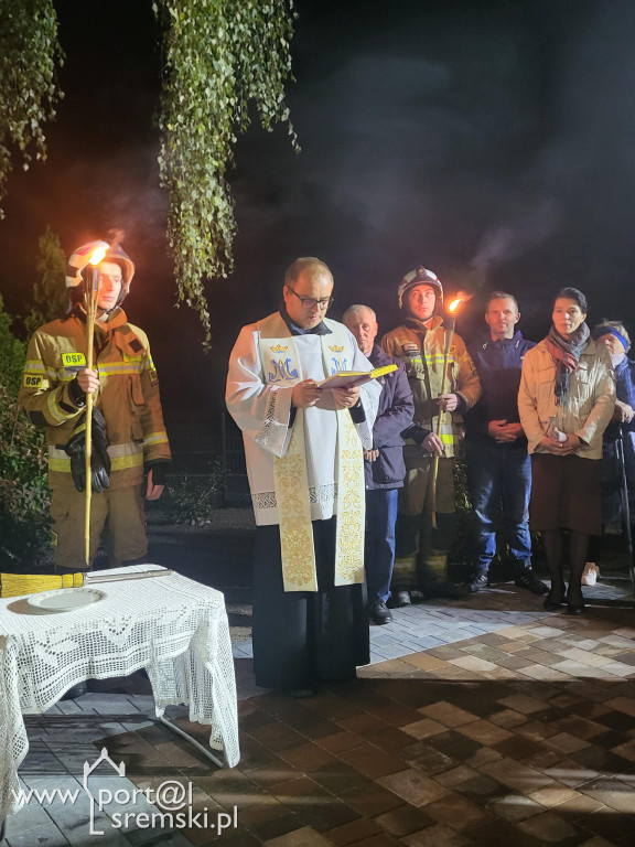 Odnowienie figury Matki Bożej w Chrząstowie