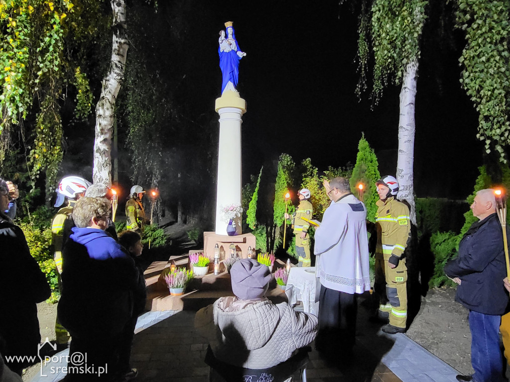Odnowienie figury Matki Bożej w Chrząstowie