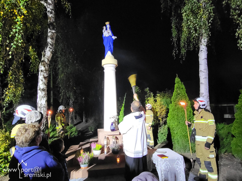 Odnowienie figury Matki Bożej w Chrząstowie
