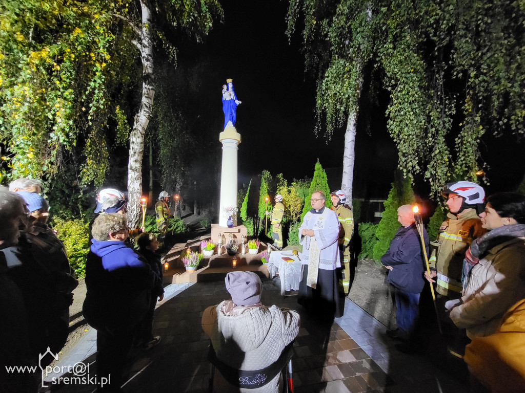 Odnowienie figury Matki Bożej w Chrząstowie
