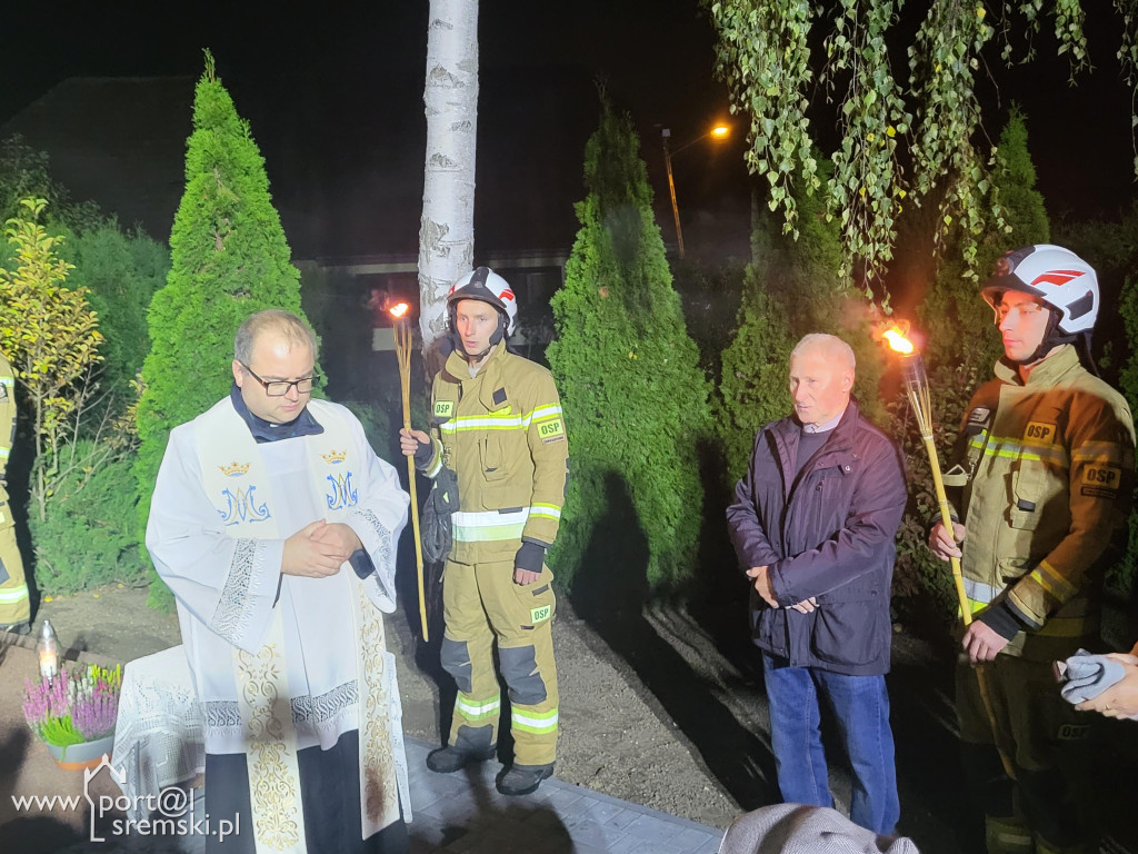 Odnowienie figury Matki Bożej w Chrząstowie