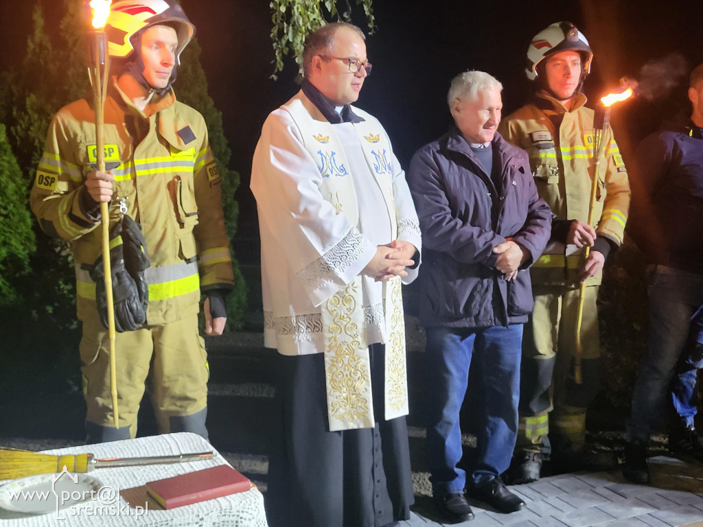 Odnowienie figury Matki Bożej w Chrząstowie