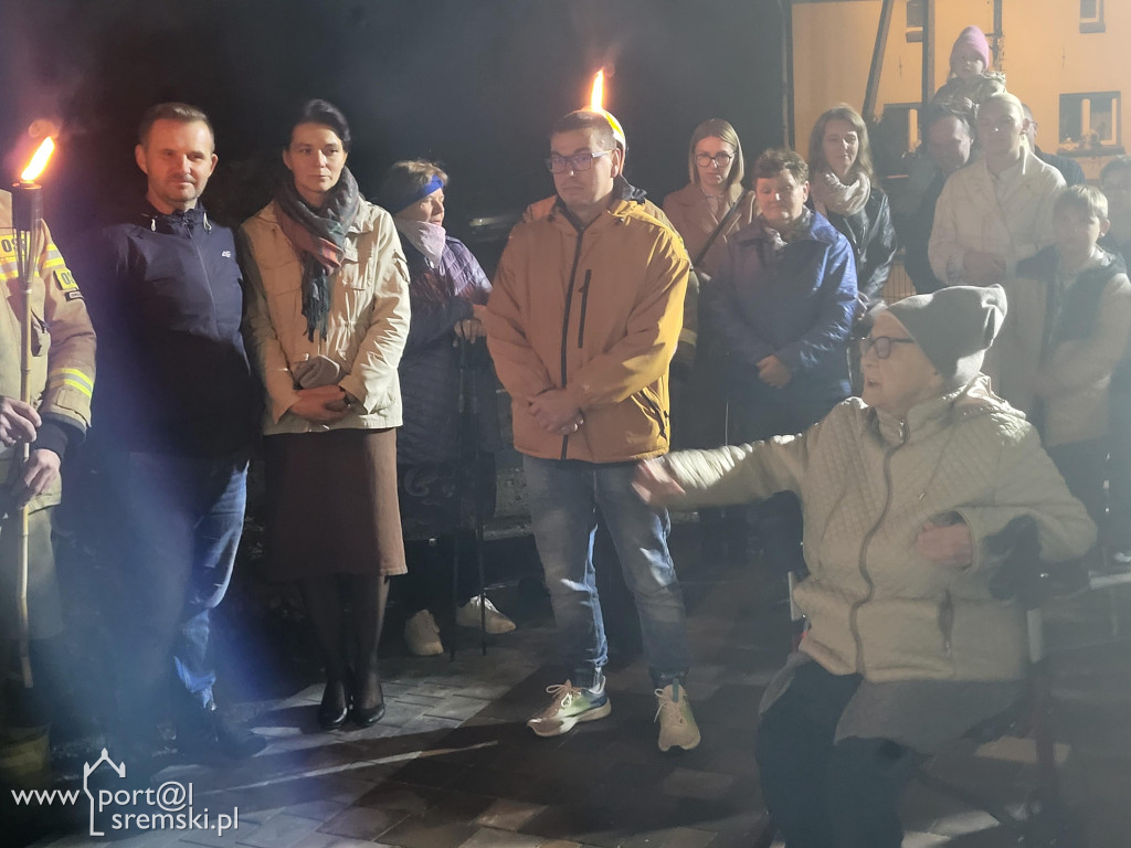 Odnowienie figury Matki Bożej w Chrząstowie