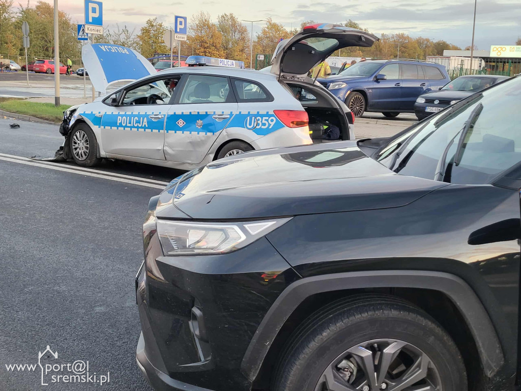 Zderzenie z udziałem radiowozu. Dwóch policjantów w szpitalu