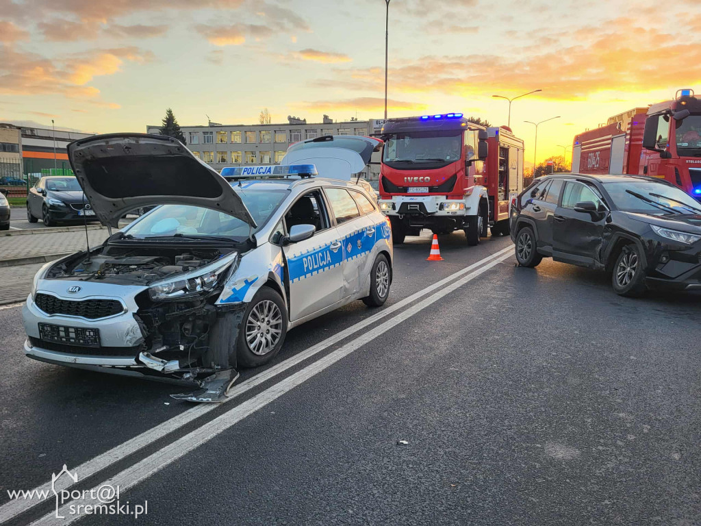 Zderzenie z udziałem radiowozu. Dwóch policjantów w szpitalu