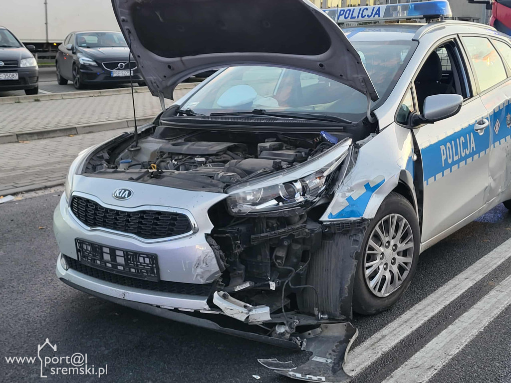 Zderzenie z udziałem radiowozu. Dwóch policjantów w szpitalu