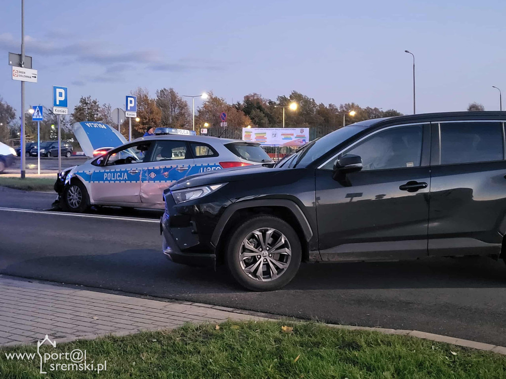 Zderzenie z udziałem radiowozu. Dwóch policjantów w szpitalu