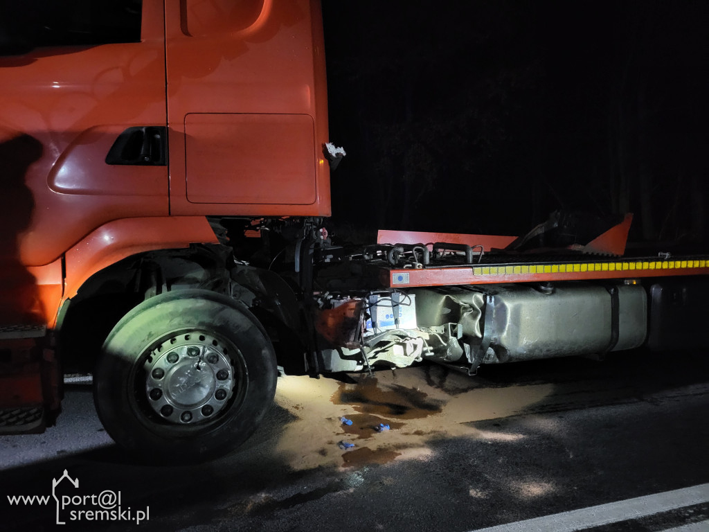 Osobówka uderzyła w ciężarówkę