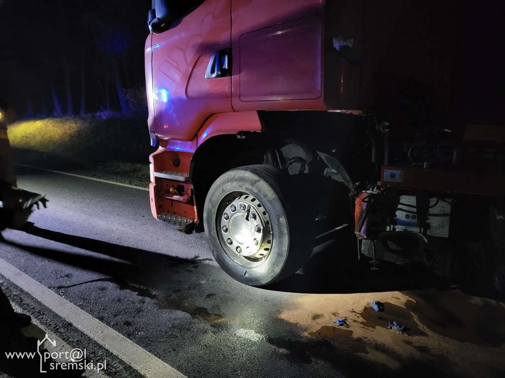 Osobówka uderzyła w ciężarówkę