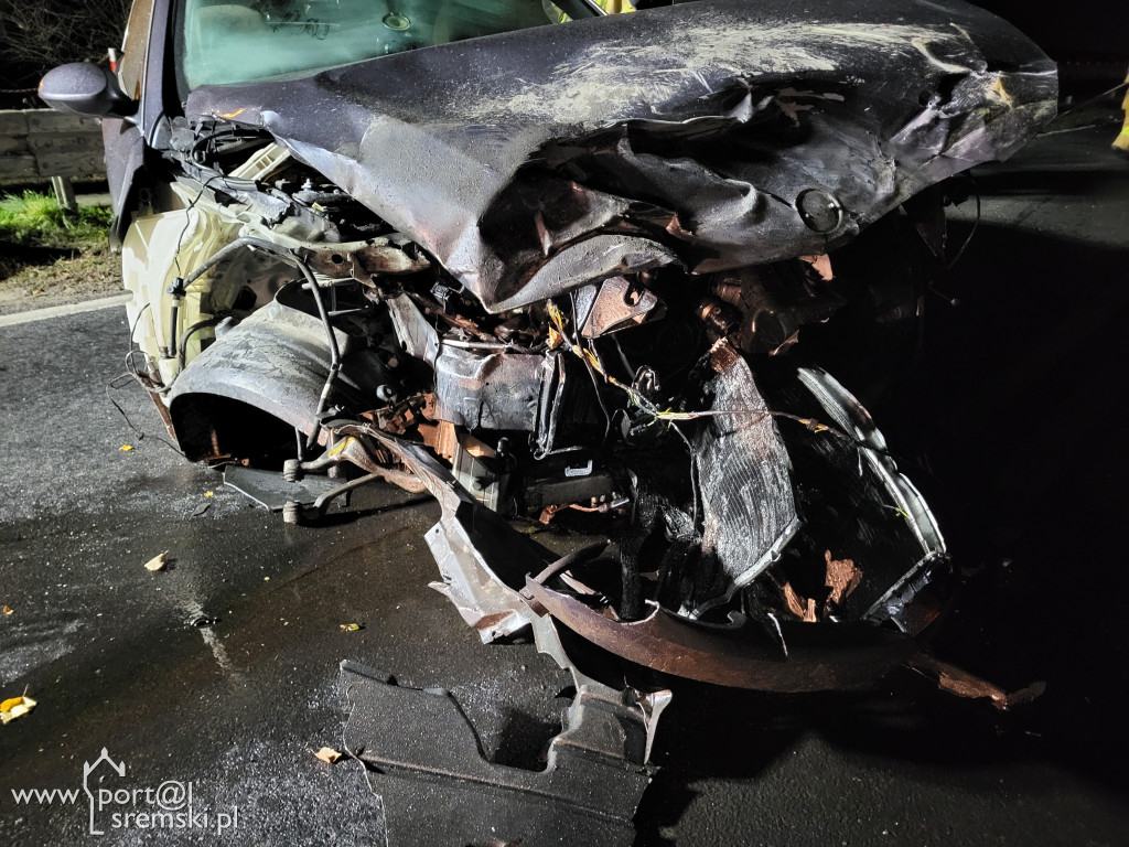 Osobówka uderzyła w ciężarówkę