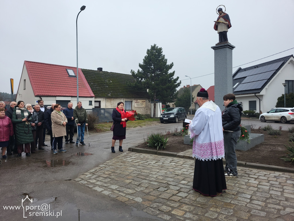 Odnowienie figury św. Jana Niepomucena w Niesłabinie