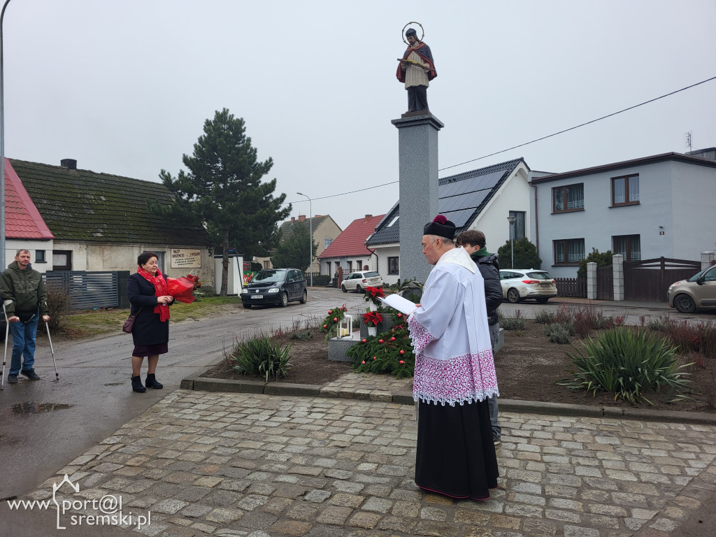 Odnowienie figury św. Jana Niepomucena w Niesłabinie