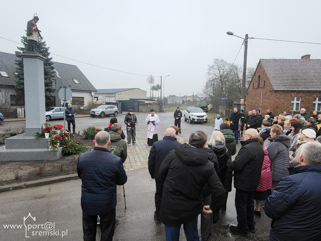 Odnowienie figury św. Jana Niepomucena w Niesłabinie
