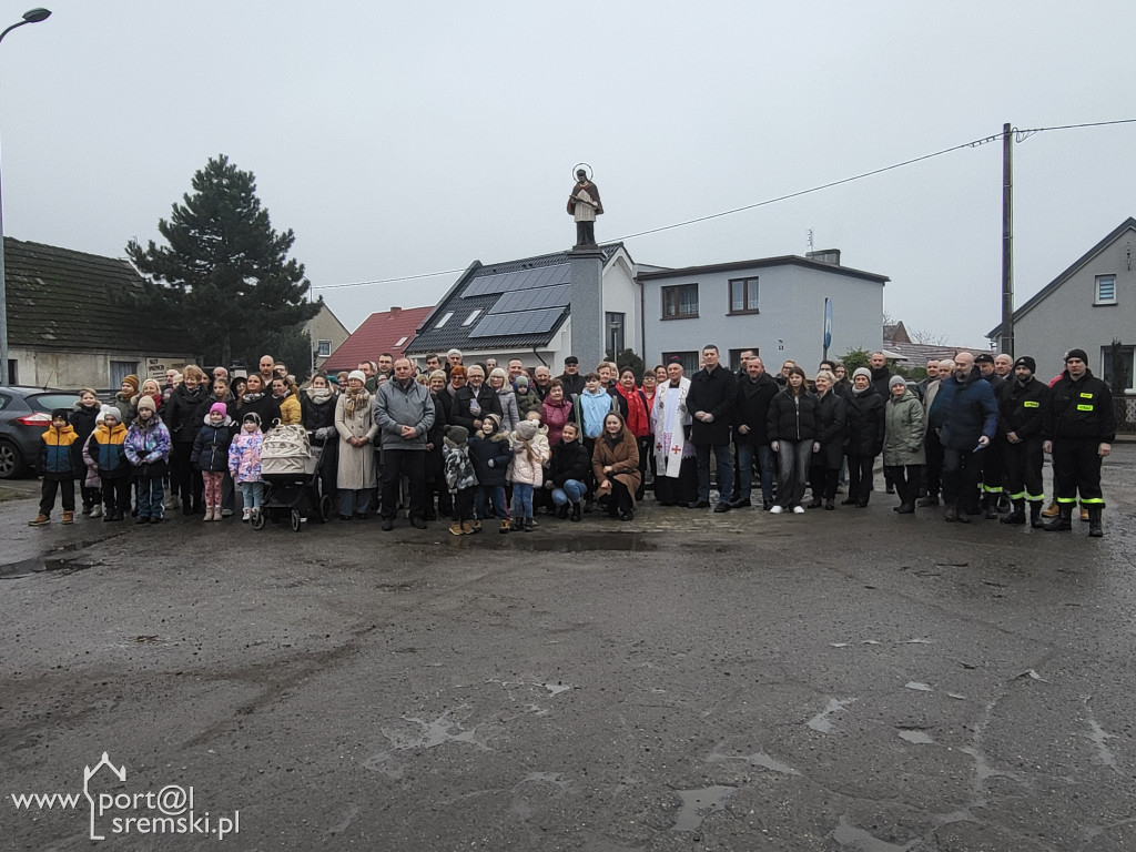 Odnowienie figury św. Jana Niepomucena w Niesłabinie