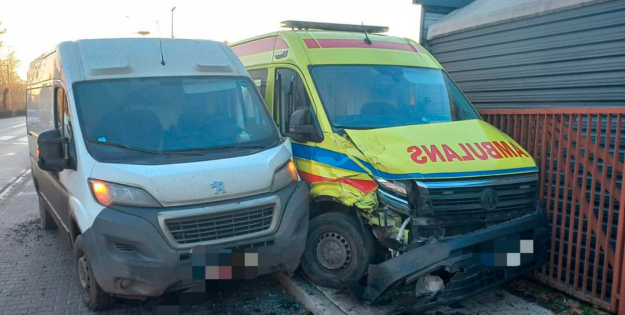 Zderzenie karetki pogotowia z busem