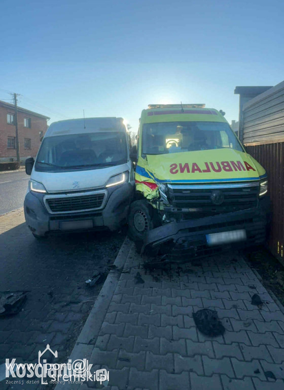 Zderzenie karetki pogotowia z busem