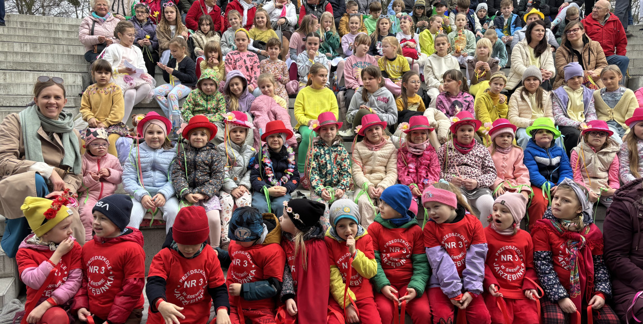 Międzypokoleniowe powitanie wiosny w Amfiteatrze