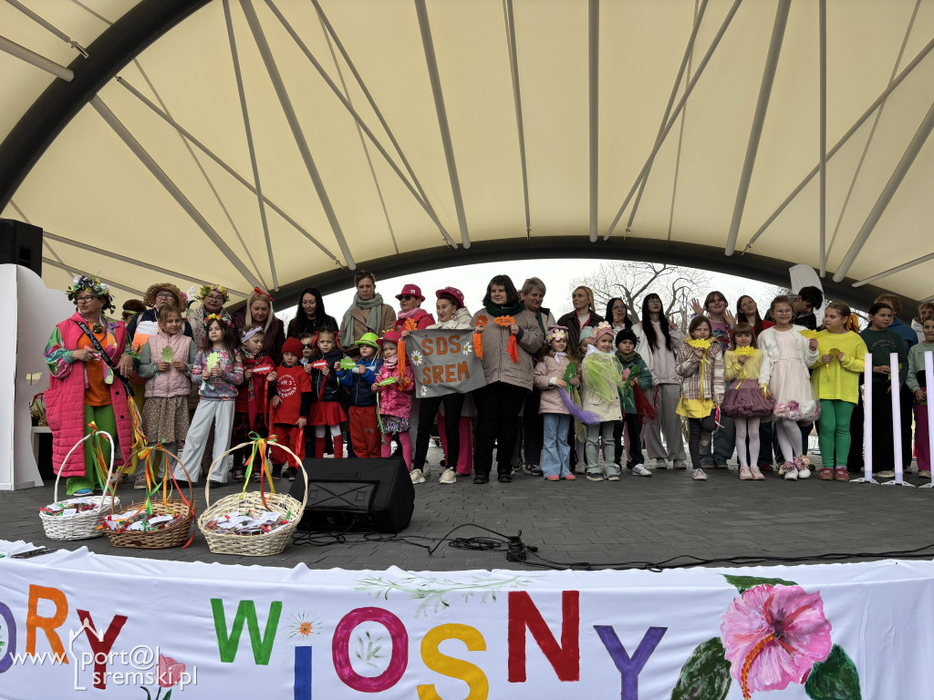 Międzypokoleniowe powitanie wiosny w Amfiteatrze