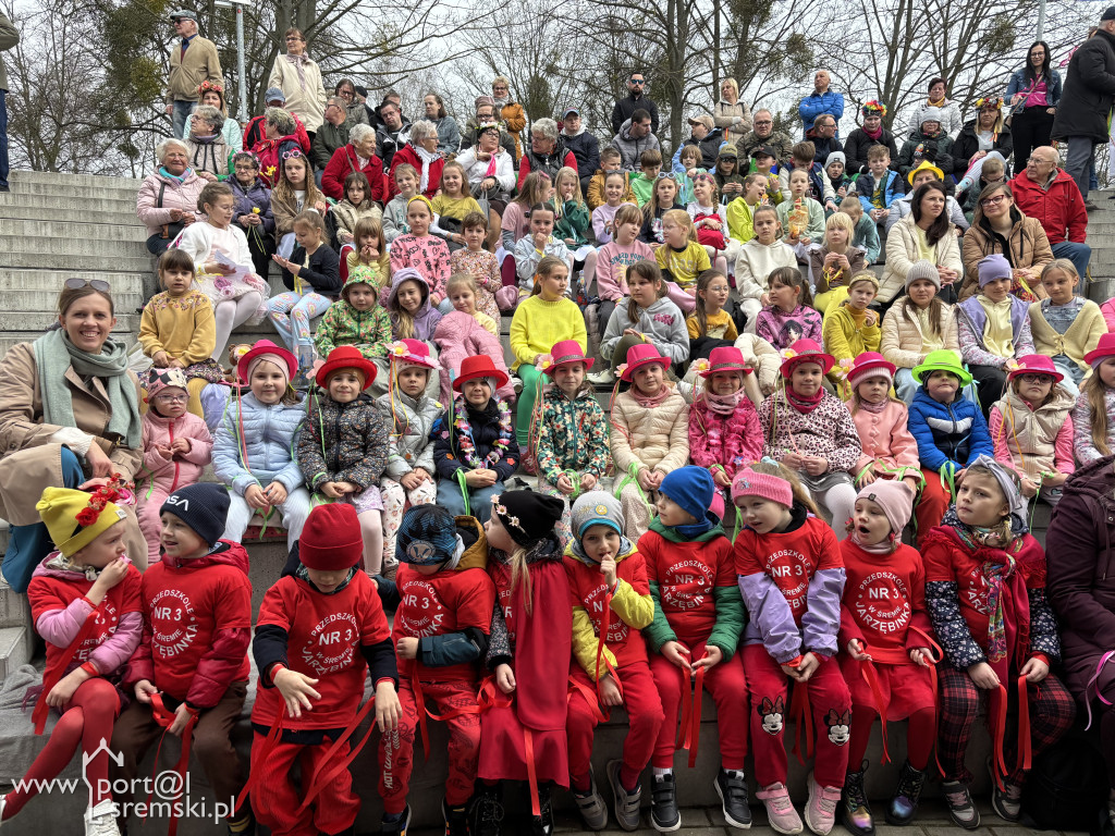 Międzypokoleniowe powitanie wiosny w Amfiteatrze