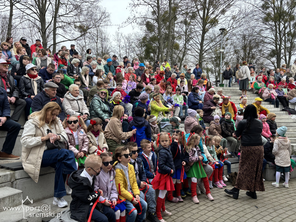 Międzypokoleniowe powitanie wiosny w Amfiteatrze
