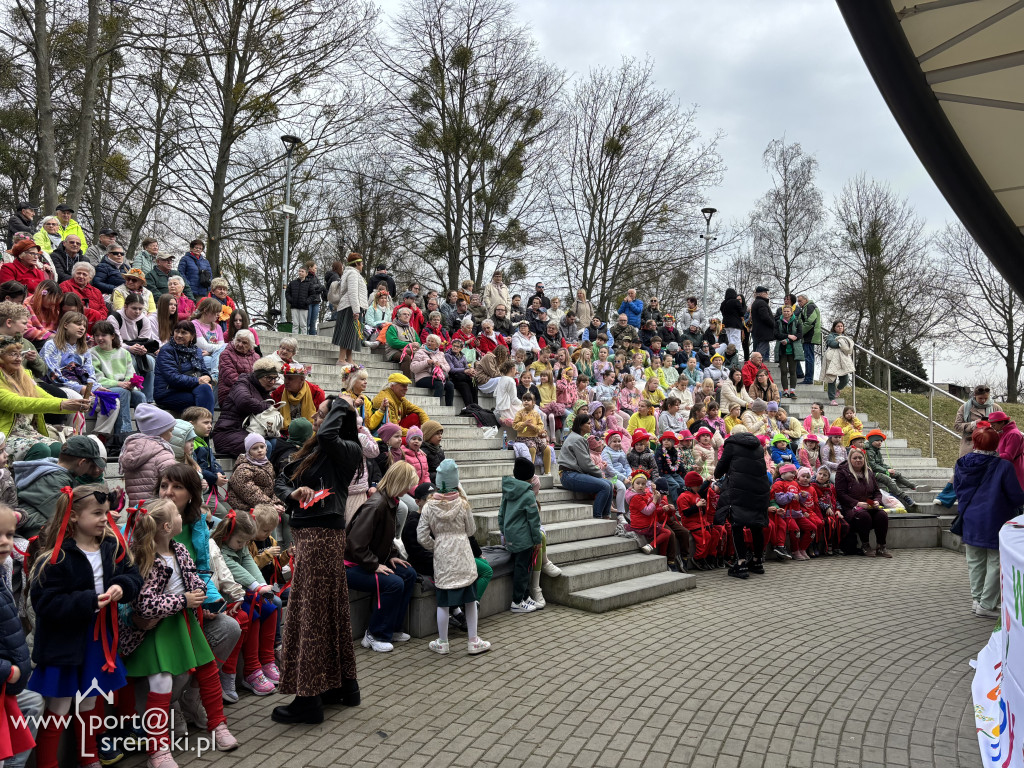 Międzypokoleniowe powitanie wiosny w Amfiteatrze